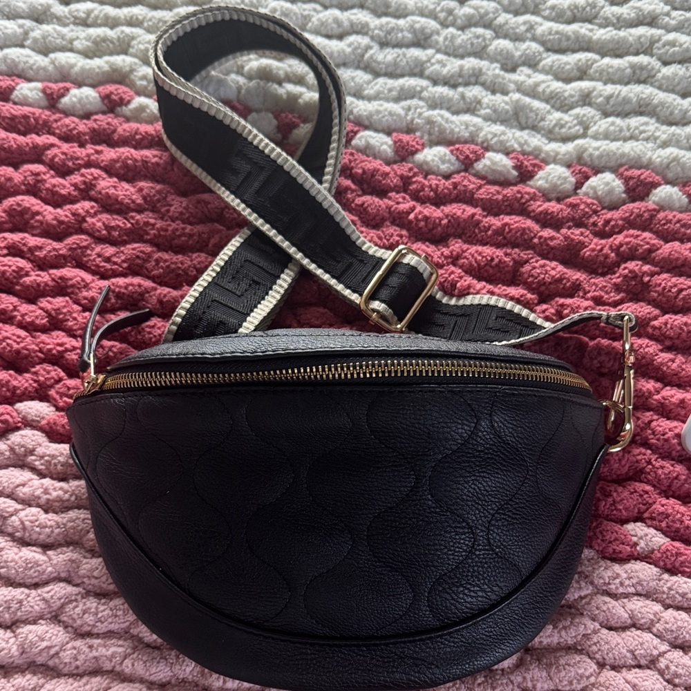 Universal Thread Black Quilted Crossbody Bag